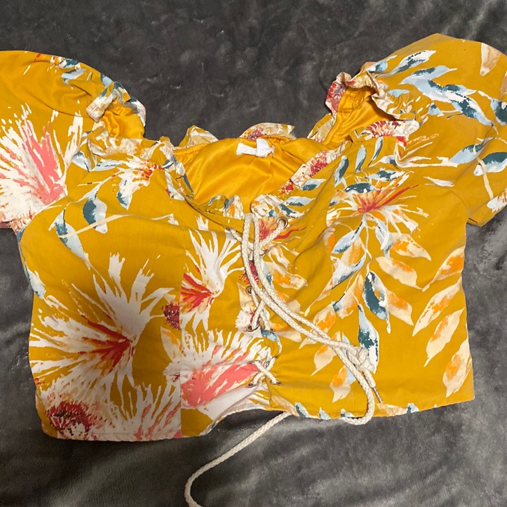 Cute tropical top!!